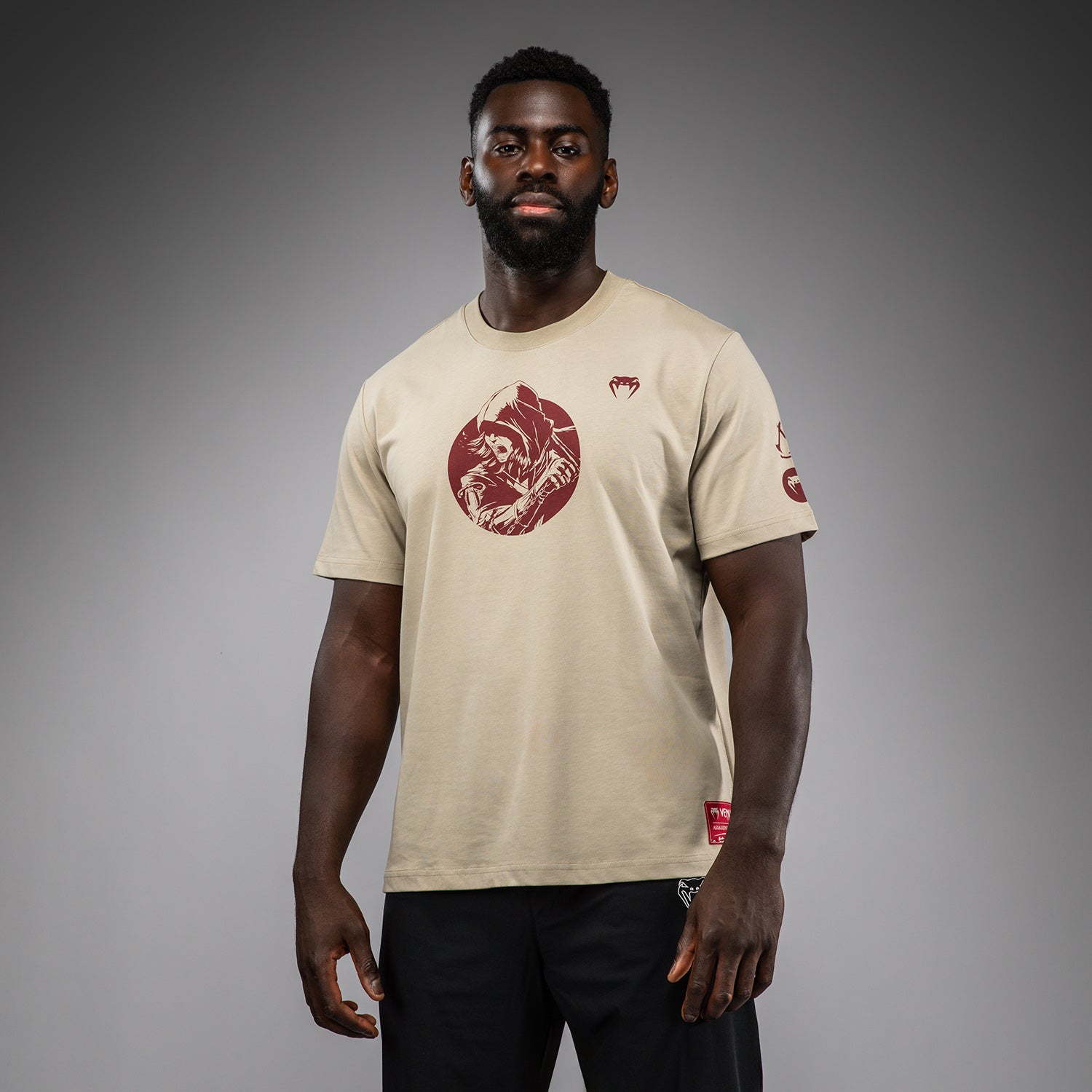 venum polera assassin's creed crema