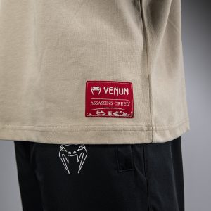 venum polera assassin's creed crema